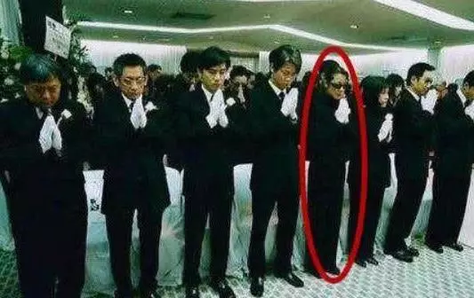 曾給梅艷芳扶靈,一婚僅當三年闊太,今與大17歲的富豪戀愛多年