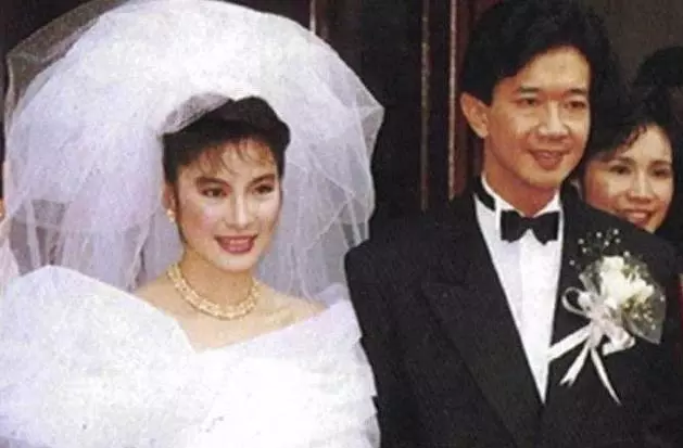 曾給梅艷芳扶靈,一婚僅當三年闊太,今與大17歲的富豪戀愛多年