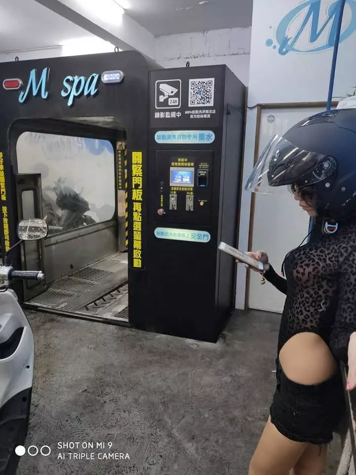 洗車場噴鼻血!新北中和「熱褲妹」正面曝光網暴動:該洗車了!