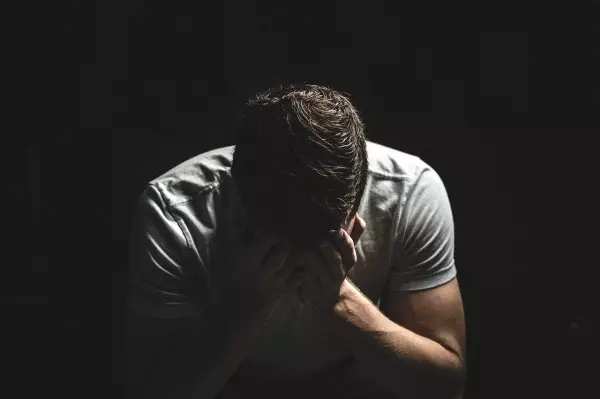 女友想不開,「拳頭緊握男友生辰八字」身亡!一個月後負心男友下場超恐怖!