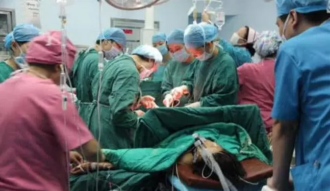 5歲女兒每天拿著媽媽衣服外出,爸爸跟蹤後淚流滿面