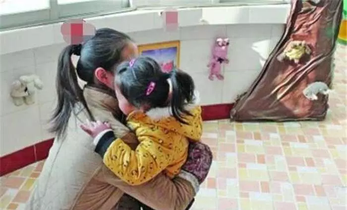 5歲女兒每天拿著媽媽衣服外出,爸爸跟蹤後淚流滿面