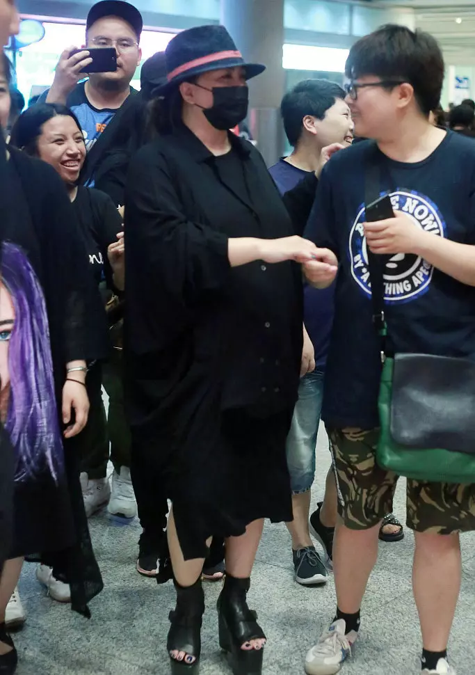 張惠妹突然現身,穿著很寬大的衣服也難掩大肚子!很多歌迷看到都忍不住落淚