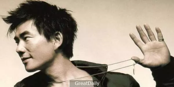 50歲的任賢齊兒女顏值高到爆表,一看見他妻子,讓人驚訝!