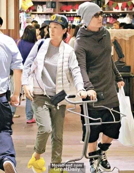 50歲的任賢齊兒女顏值高到爆表,一看見他妻子,讓人驚訝!