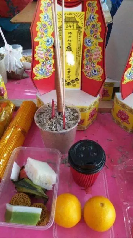 男友不敢提分手玩失蹤,女友報復,設靈位為他「超渡」希望你投胎好人家.....