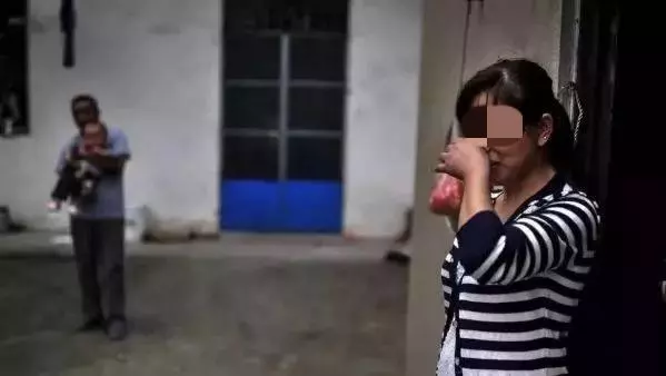 孫子滿月,農村奶奶帶石榴去探望被親家嫌棄,一家人吃石榴時愣了
