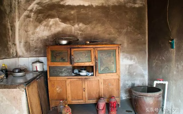 姐姐遠嫁窮人,半夜給母親匯十萬養老,弟弟大喊:快報警,要出事