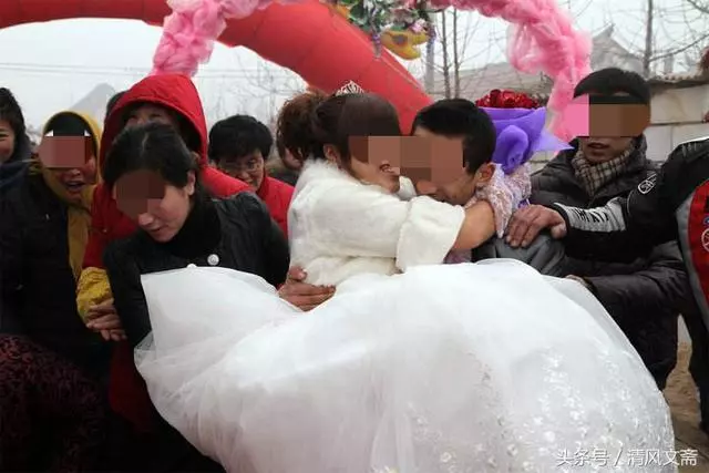 姐姐遠嫁窮人,半夜給母親匯十萬養老,弟弟大喊:快報警,要出事