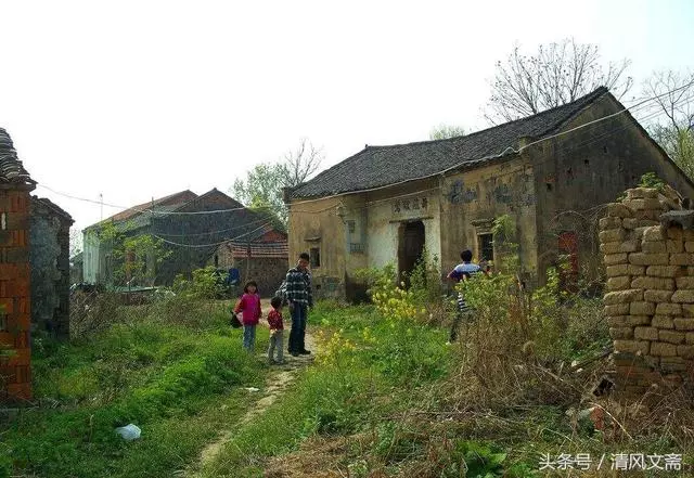 9歲男孩帶妹妹玩耍,遇見老奶奶問路,亂指一個方向卻救了妹妹命