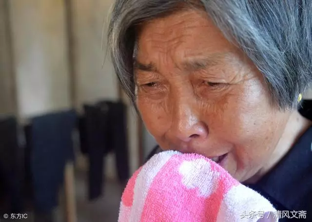 母親留下百萬,兒女在葬禮上大打出手,5歲孫女說:奶奶錢都捐啦