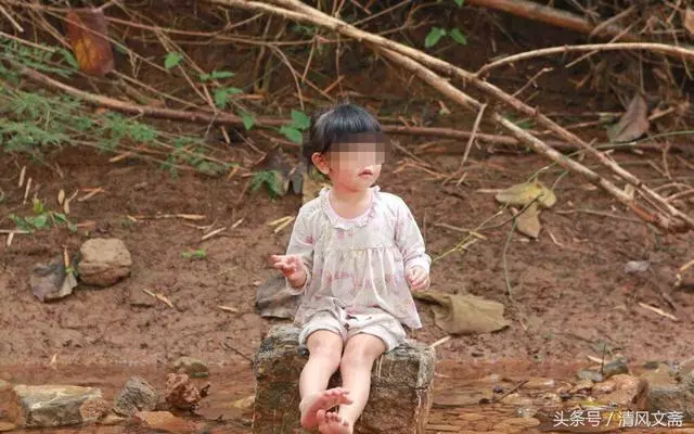 女大學生陪閨蜜見網友,閨蜜卻在半路離開,司機偷偷報警救了女孩