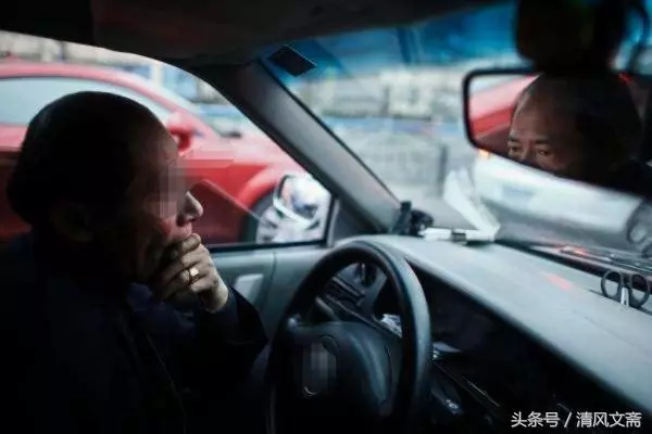 女大學生陪閨蜜見網友,閨蜜卻在半路離開,司機偷偷報警救了女孩