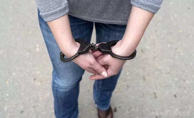 女大學生陪閨蜜見網友,閨蜜卻在半路離開,司機偷偷報警救了女孩