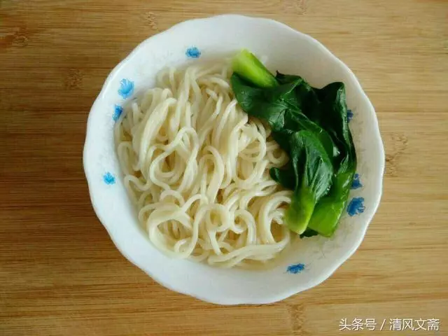 姐姐離家9年回來參加弟弟婚禮,農村母親含淚說當年是她逼走女兒