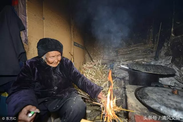 農村老頭去賣菜,半路發現秤沒帶回家拿,卻意外救了9歲孫子一命