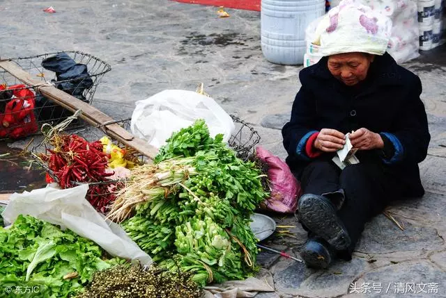 農村老頭去賣菜,半路發現秤沒帶回家拿,卻意外救了9歲孫子一命