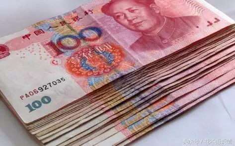 婆婆幫忙帶孫子,兒媳每個月給300塊錢,夜裡聽到對話兒媳落淚