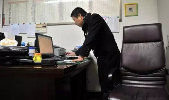37歲遇真愛我果斷離婚,老房拆遷給60萬我去要錢被親媽轟了出來