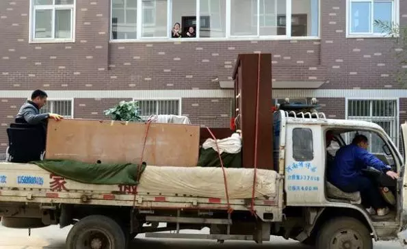 婆婆出院住在我家調養,聽到小姑子和老公對話,我把她趕了出去