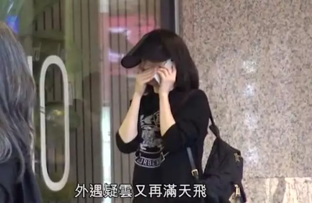 港媒曝洪欣近照一夜老了10歲,不停打電話心事重重好憔悴!