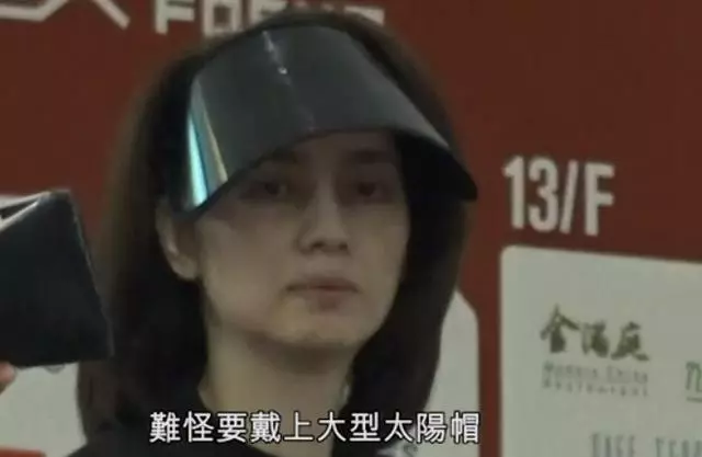 港媒曝洪欣近照一夜老了10歲,不停打電話心事重重好憔悴!