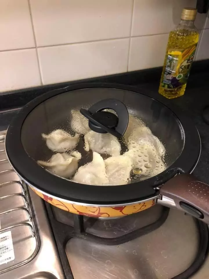 水餃裡包牛排…每顆10元!她一咬推爆