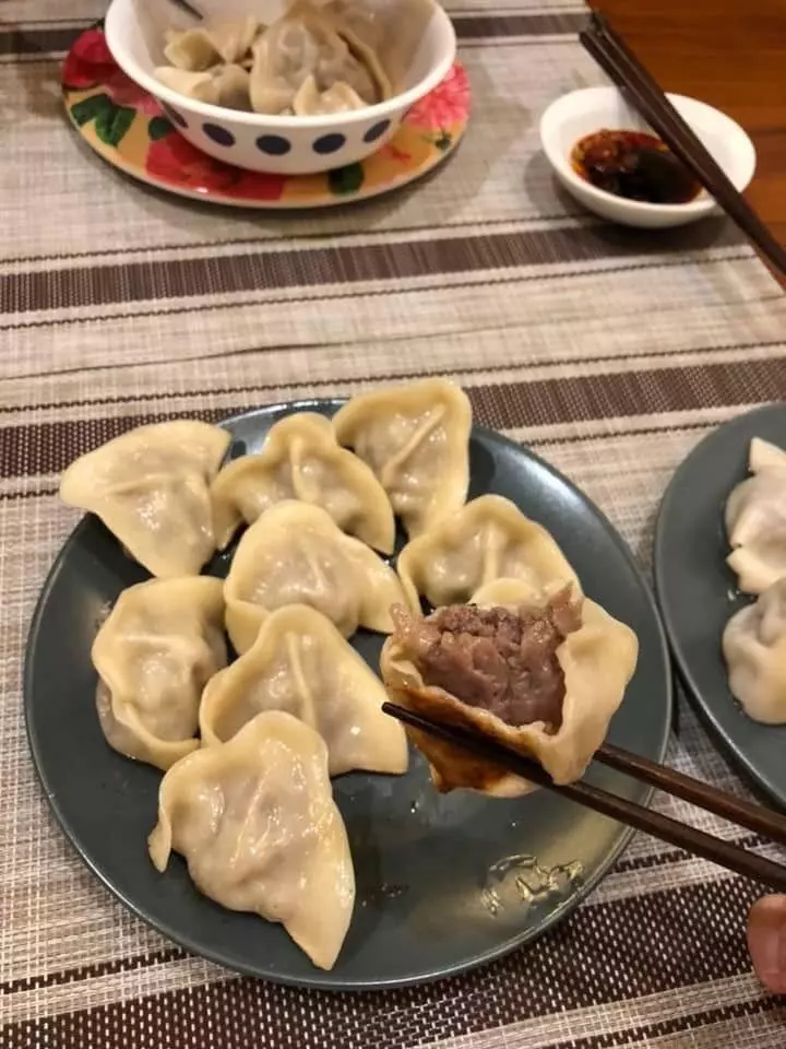 水餃裡包牛排…每顆10元!她一咬推爆