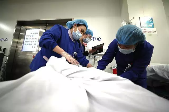 25歲男子深夜「腦梗」離世,醫生嘆息:都是一張嘴要了自己的命啊
