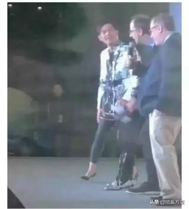 明星那些罕見的「錯位照」, 簡直神角度!保證讓你看完笑得肚子疼!