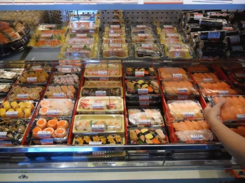 聚餐時主動幫買高價壽司 他被發現偷換成「爭鮮壽司」賺差價 - 爆新聞