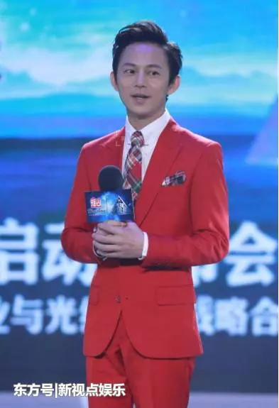 某明星上節目突然來生理期,白裙眼看變紅裙,何炅機智為她擋鏡頭!