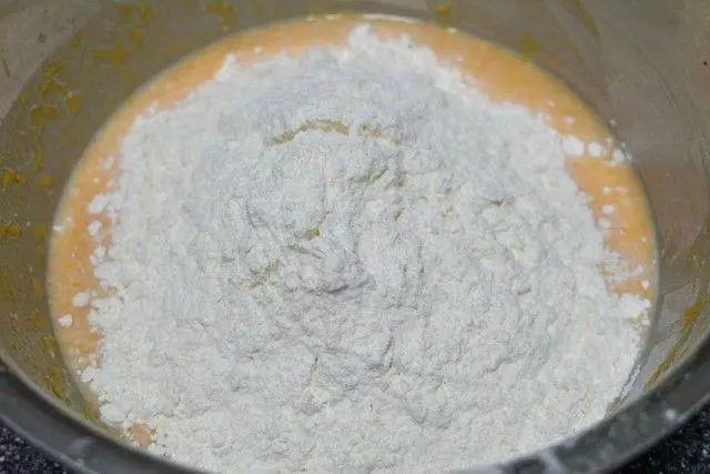 南瓜發糕好吃不難做,按照這個做法來,手不沾面,口感鬆軟不粘牙,好吃不上火,孩子說比蛋糕香
