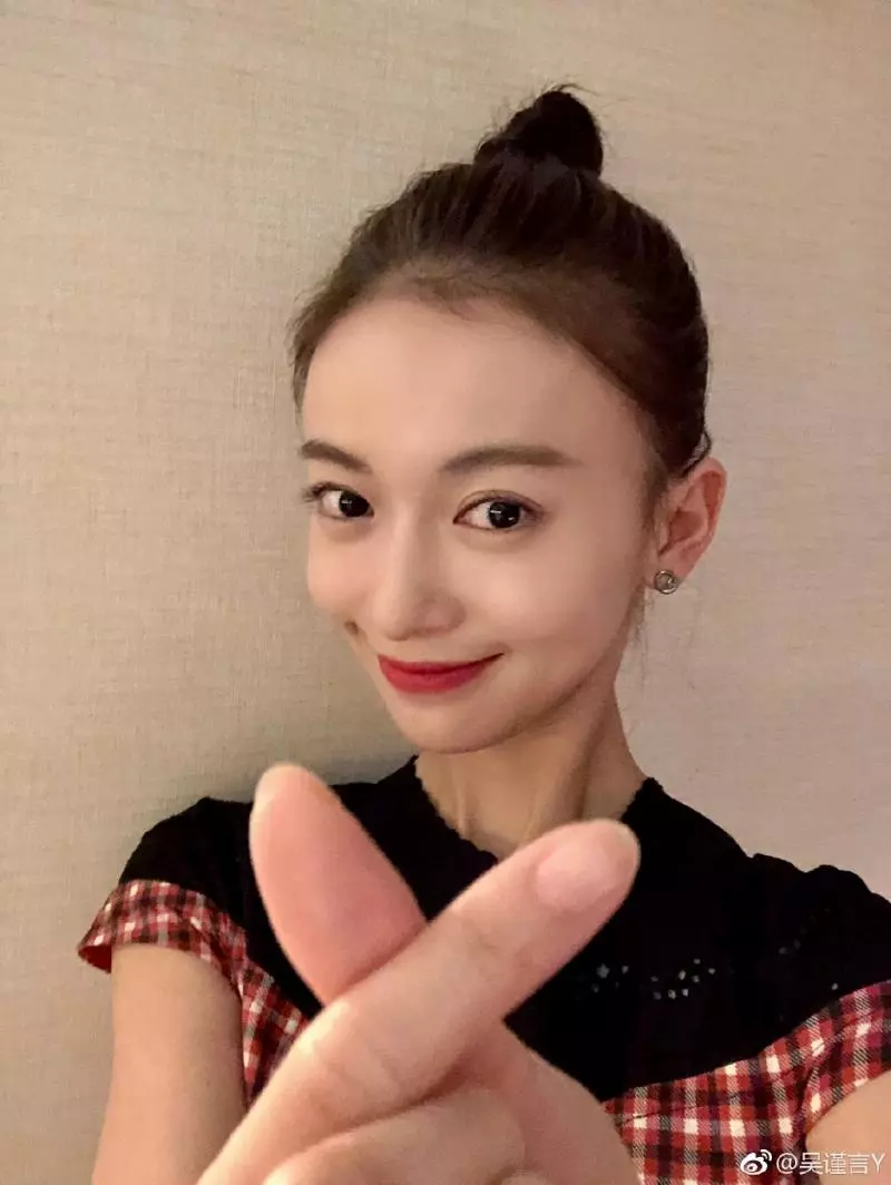 【魏瓔珞和"賤男"爆熱戀?!】洪堯手滑po「和吳謹言親密合照」, 秒刪還是被捉到!網友: 不准傷害她!