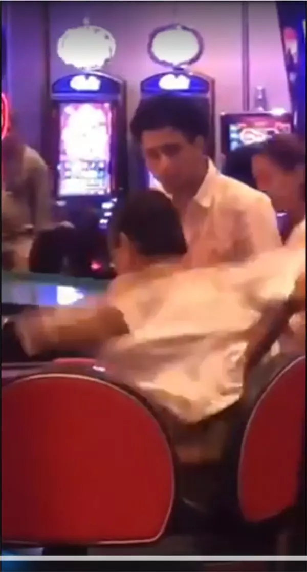 大叔撕衣露刺青! 賭場出掌戰少俠