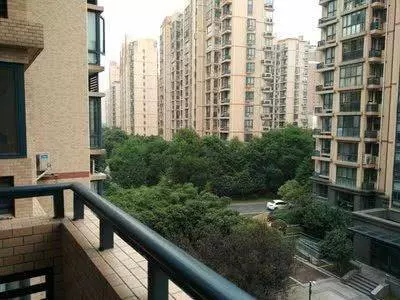 和前夫離婚後,我請婆婆搬走,她怒回:憑什麼