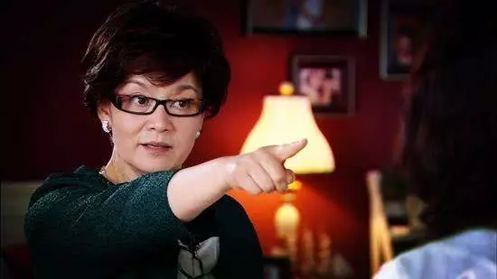 和前夫離婚後,我請婆婆搬走,她怒回:憑什麼