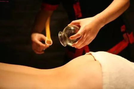 沒想到她用白醋泡腳7天後,竟逼出體內多年濕氣,快告訴家裡人~