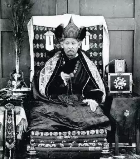 喇嘛離世前交代弟子「50年後再把他挖出來」,弟子照做之後…卻在棺木內看到令他們詫