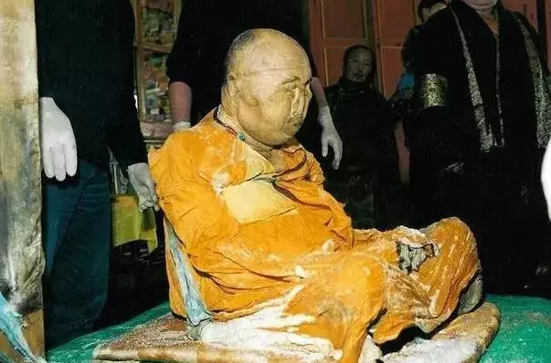 喇嘛離世前交代弟子「50年後再把他挖出來」,弟子照做之後…卻在棺木內看到令他們詫