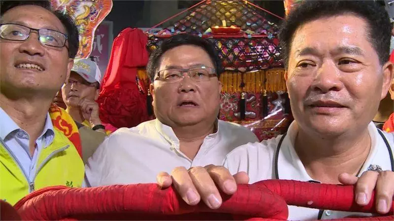 大甲媽祖染紅!白狼衝出來「大陣仗搶轎」引發混戰 顏清標愣住「誰叫他來的」