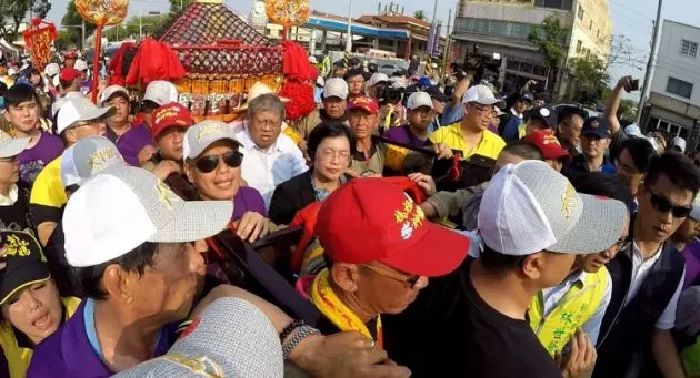 大甲媽祖染紅!白狼衝出來「大陣仗搶轎」引發混戰 顏清標愣住「誰叫他來的」