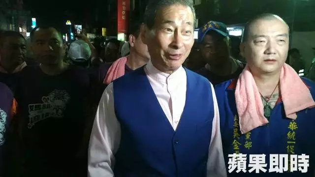 大甲媽祖染紅!白狼衝出來「大陣仗搶轎」引發混戰 顏清標愣住「誰叫他來的」