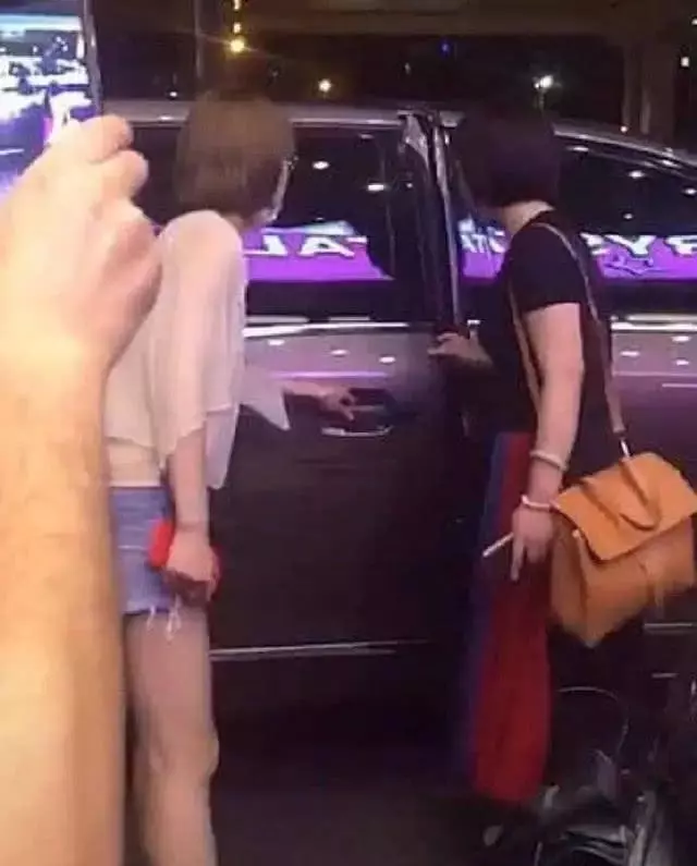楊冪離婚後太敢穿,男子街頭偶遇她下車瞬間:我承認自己不淡定了