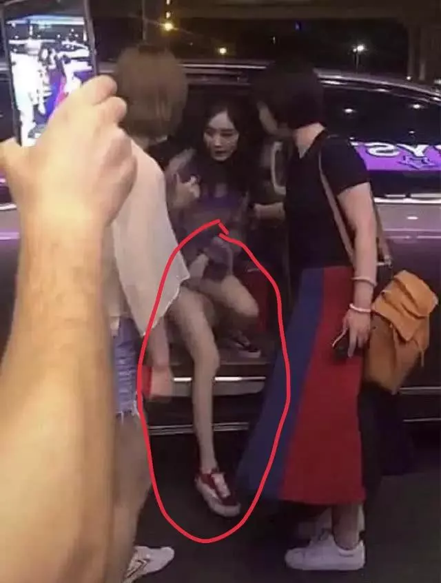 楊冪離婚後太敢穿,男子街頭偶遇她下車瞬間:我承認自己不淡定了