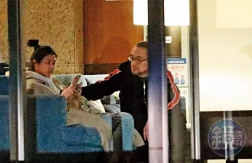 【副業賺大錢, 桃花朵朵開!】黃立成被爆帶20歲嫩妹回家! 兩人『深夜親熱互動』被偷拍!