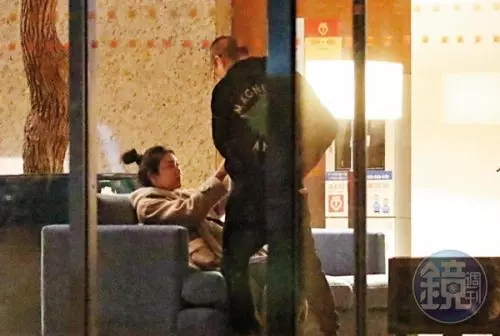 【副業賺大錢, 桃花朵朵開!】黃立成被爆帶20歲嫩妹回家! 兩人『深夜親熱互動』被偷拍!
