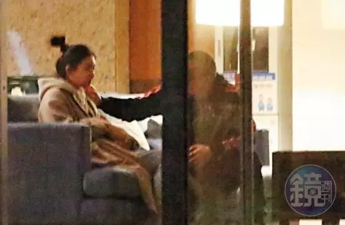 【副業賺大錢, 桃花朵朵開!】黃立成被爆帶20歲嫩妹回家! 兩人『深夜親熱互動』被偷拍!