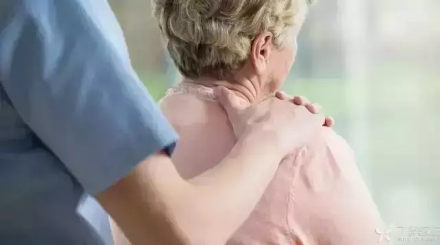 1個動作,輕鬆緩解脖子疼、肩膀疼、腰疼、腿疼,讓你健步如飛!