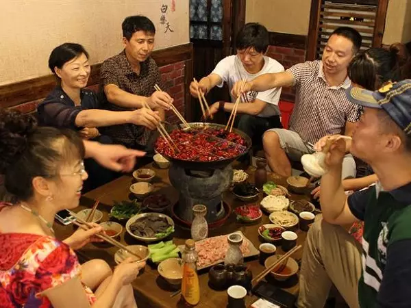硬要收共鍋費?她帶7個月女兒吃飯「店員突然衝來討錢」 PO網控訴「對方還拒絕聯絡」下場慘了
